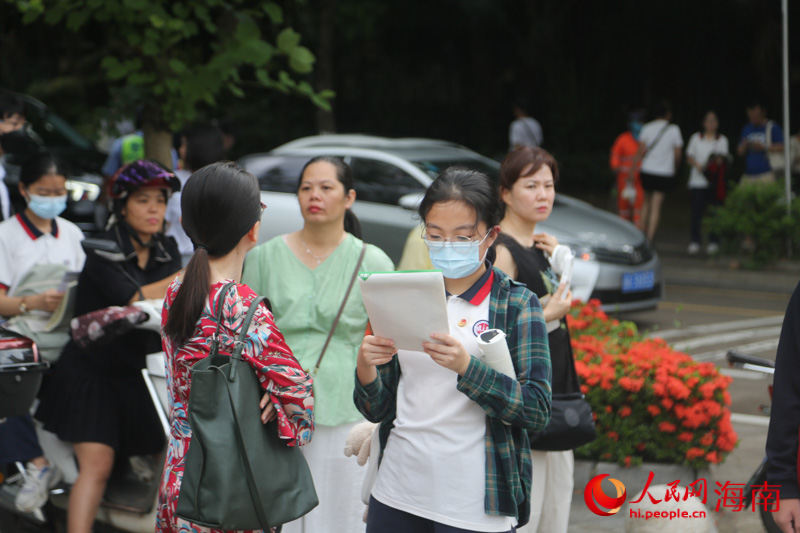 考生在進(jìn)入考場前，抓緊時間復(fù)習(xí)。人民網(wǎng) 牛良玉攝