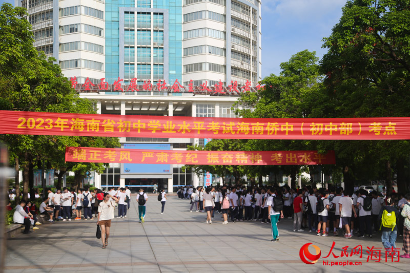 考生有序進入考場。人民網(wǎng) 牛良玉攝