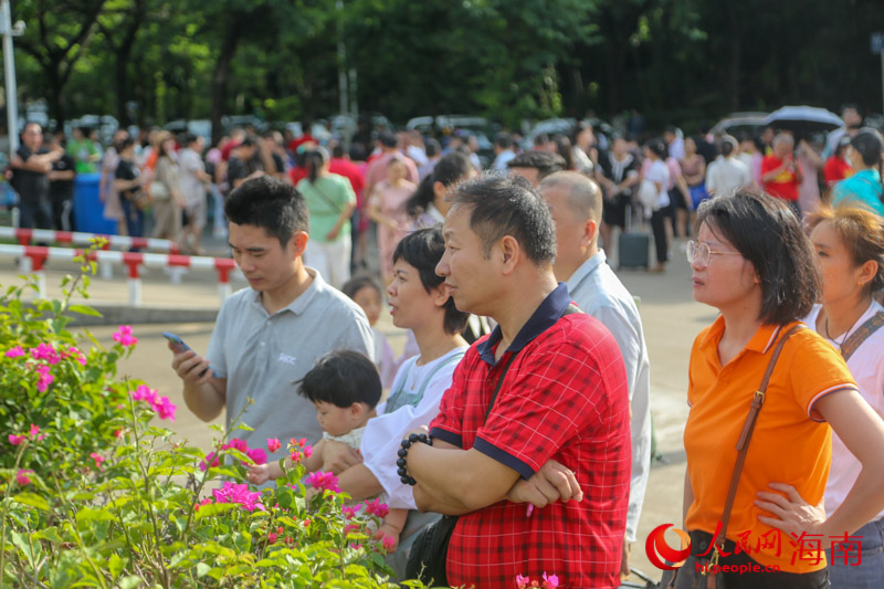 考生家長在考場外翹首以盼。人民網 牛良玉攝
