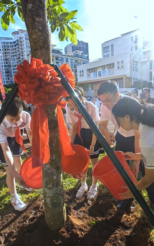 師生共同植樹。海口市第25小學供圖