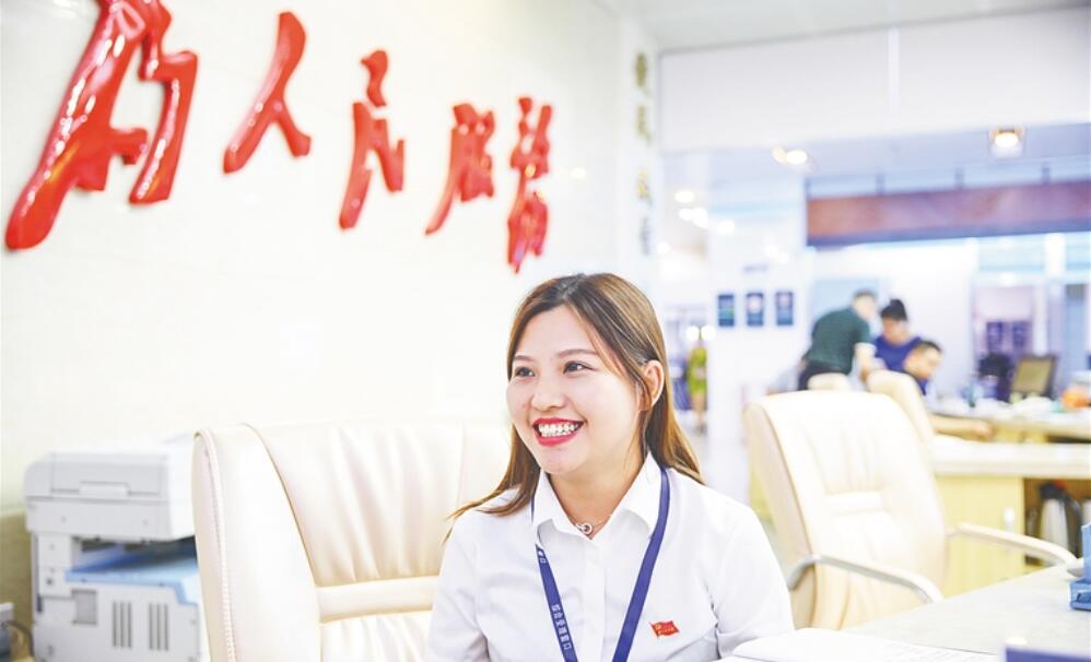 在省政務(wù)服務(wù)中心，工作人員在解答企業(yè)人員的咨詢(xún)