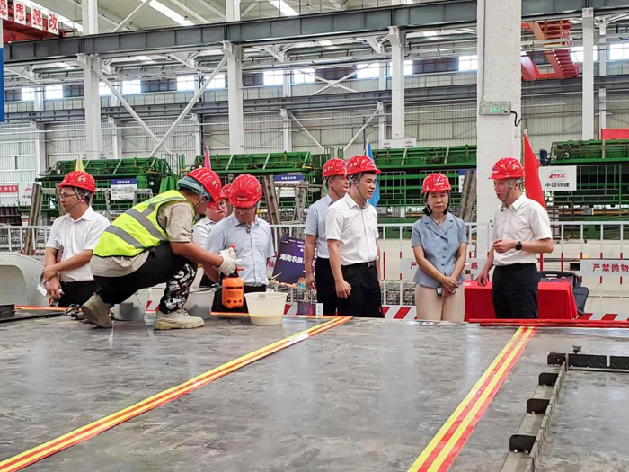 領導嘉賓觀摩建筑生產技能展示。余晶晶 攝