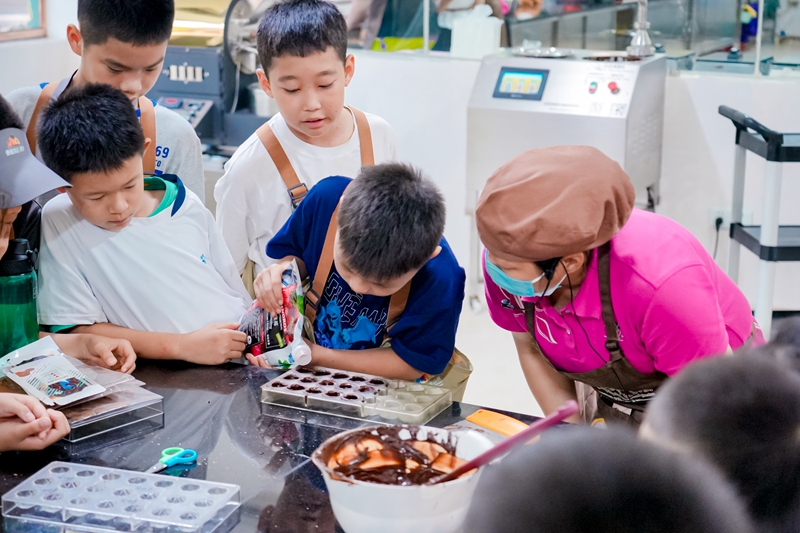 營(yíng)員們學(xué)習(xí)用可可原料制作巧克力。興隆熱帶植物園供圖