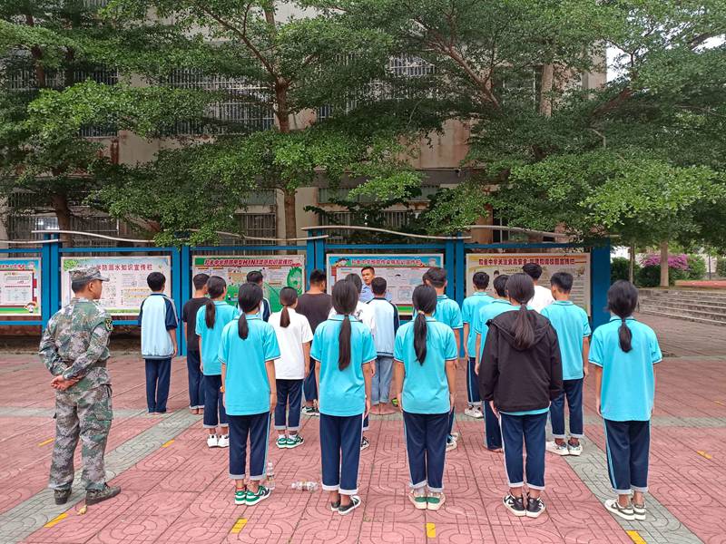 和舍鎮警學教育基地開展軍訓活動。臨高縣護苗辦供圖