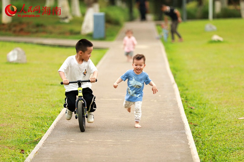 在美舍河鳳翔濕地公園內，嬉戲玩耍的小朋友。 人民網記者 孟凡盛攝