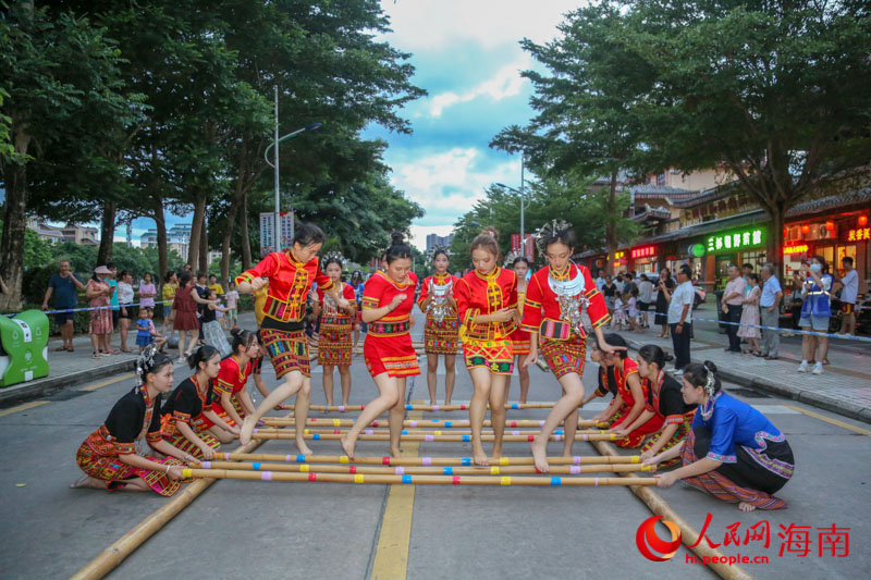 身著少數(shù)民族服飾的表演者現(xiàn)場(chǎng)跳起竹竿舞。人民網(wǎng) 牛良玉攝