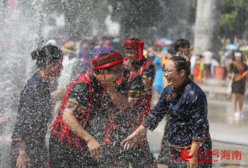 黎族苗族同胞在狂歡中笑得合不攏嘴。人民網 牛良玉攝