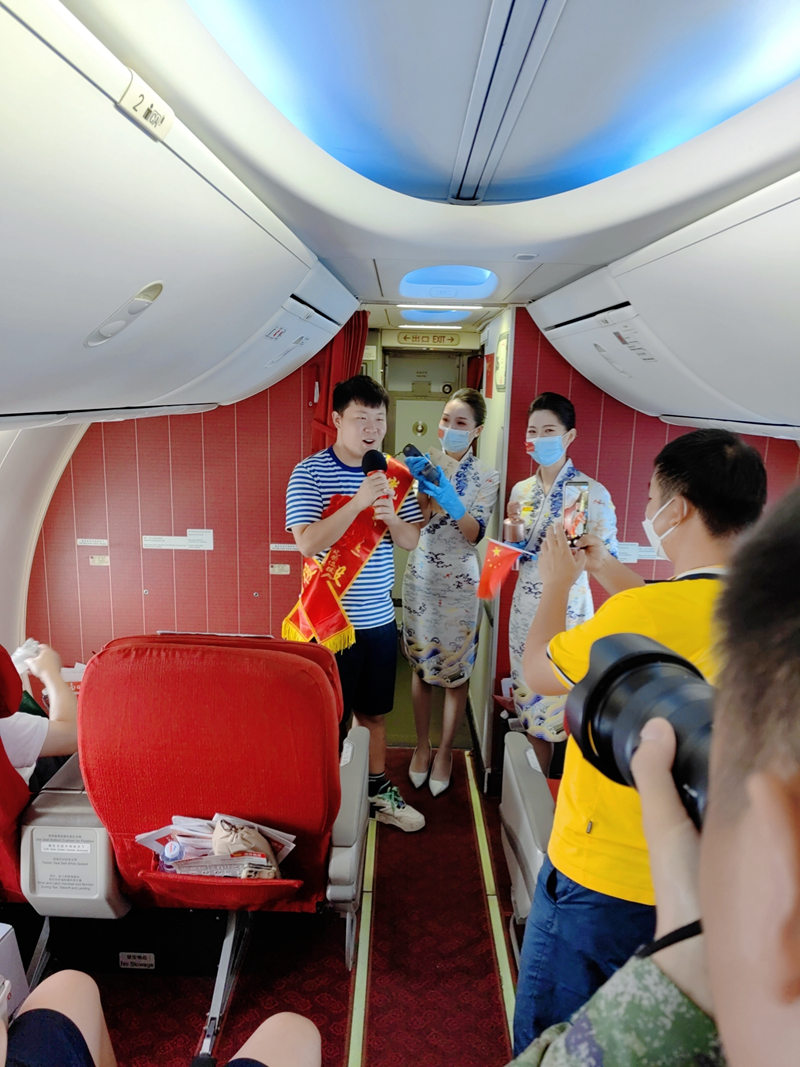 老兵們用歌聲表達不舍和感激。海南航空供圖