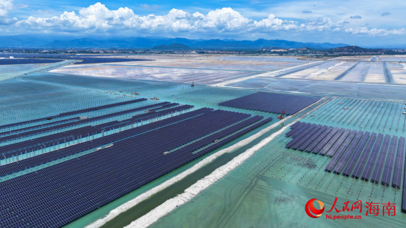 多臺機械正在基地內作業。人民網 牛良玉攝