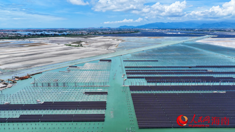 俯瞰光伏基地，不少太陽能板已經完成安裝。人民網 牛良玉攝