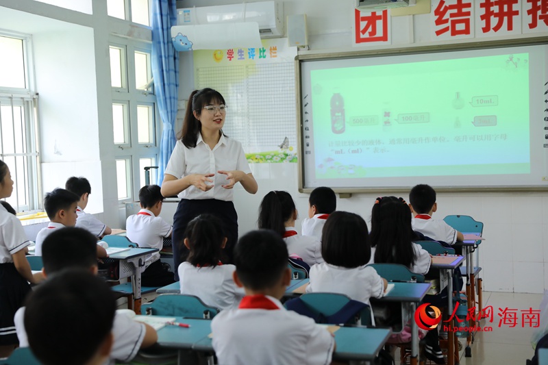 海口市第二十五小學少先隊大隊輔導員、四年級數學老師黃雨媚在上課。 人民網記者 孟凡盛攝