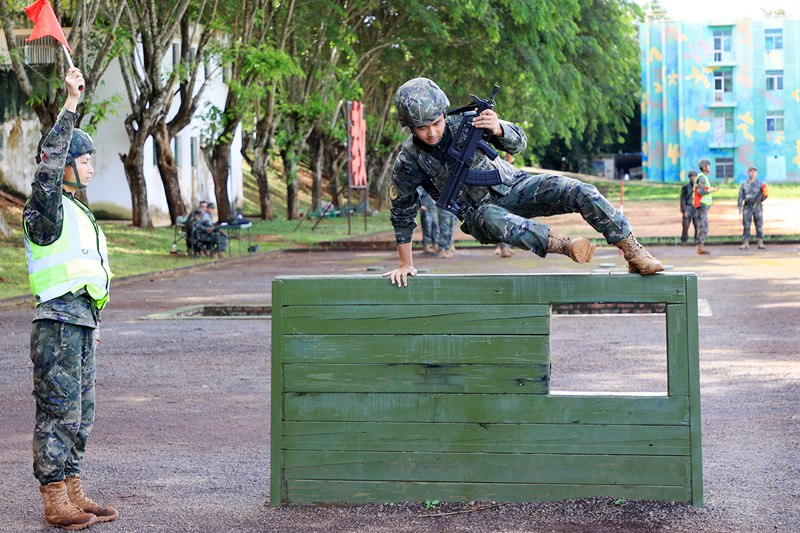 參賽官兵快速通過障礙。武警海南總隊(duì)供圖