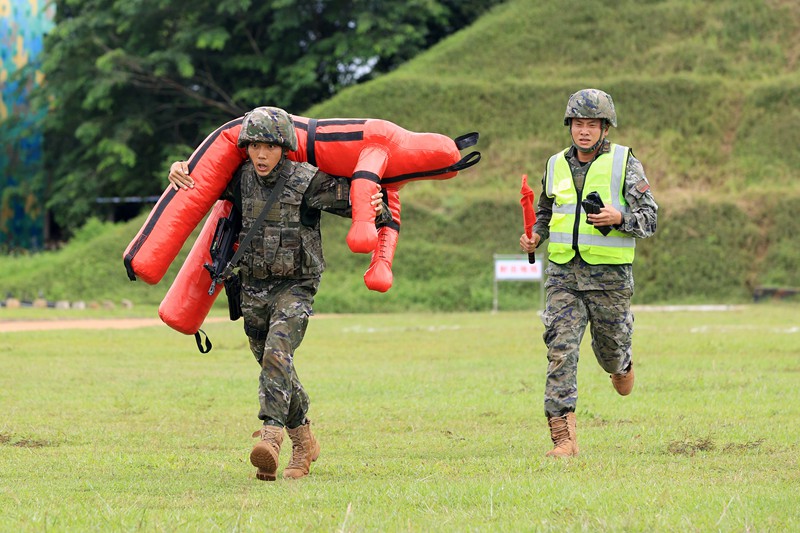 參賽官兵完成射擊后快速轉運“傷員”。武警海南總隊供圖