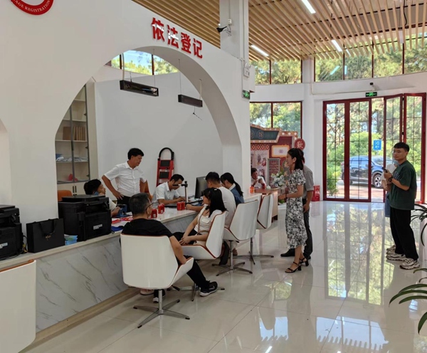 新人們到臨高縣民政局婚姻登記處登記。顏海彪攝
