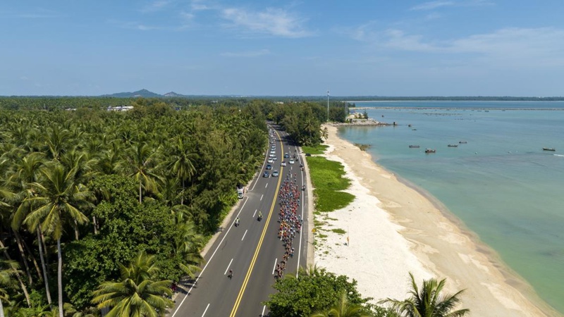 環島賽車隊騎行路線極具濱海風光。主辦方供圖