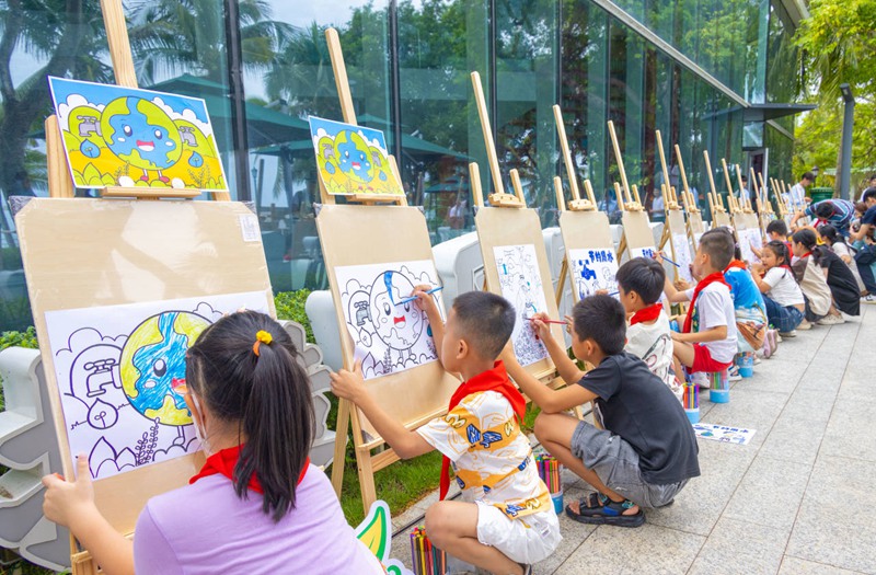 孩子們正在進行節約用水主題的涂色繪畫。三亞市治水辦供圖