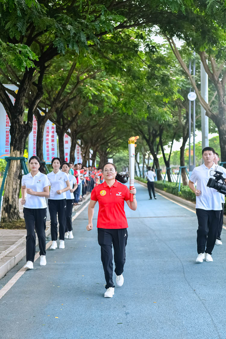 火炬手黃麗萍。省七屆民族運動會執委會供圖