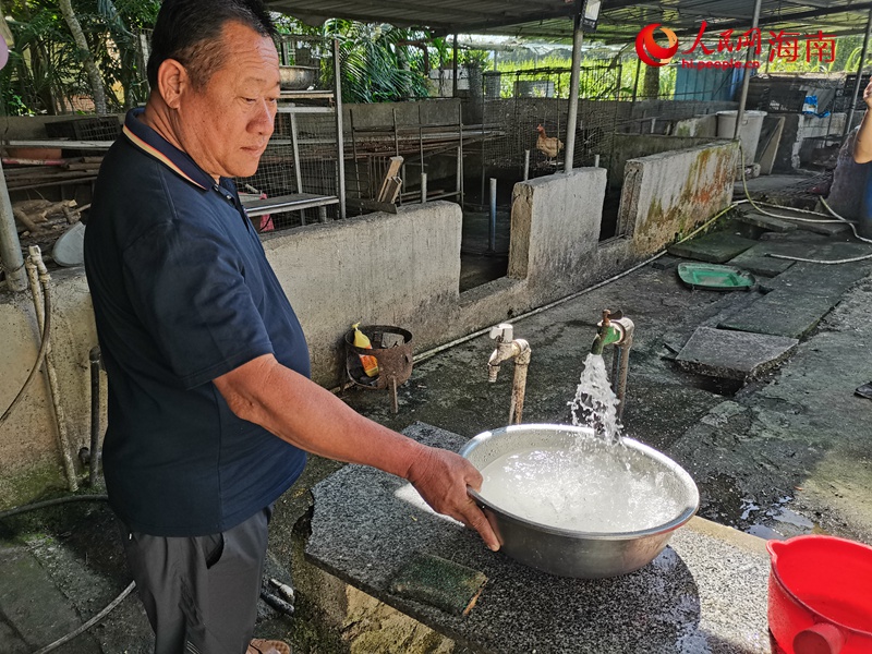 告別山泉水，保亭黎族苗族自治縣響水鎮大本村村民喝上自來水。（人民網記者 毛雷攝）