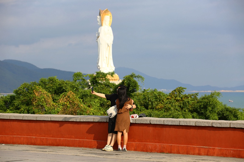 初冬時節(jié)，一對情侶在三亞南山文化旅游區(qū)海邊游覽