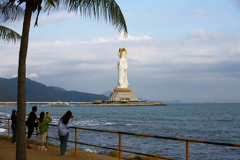 初冬時(shí)節(jié)，游客在三亞南山文化旅游區(qū)海邊游玩