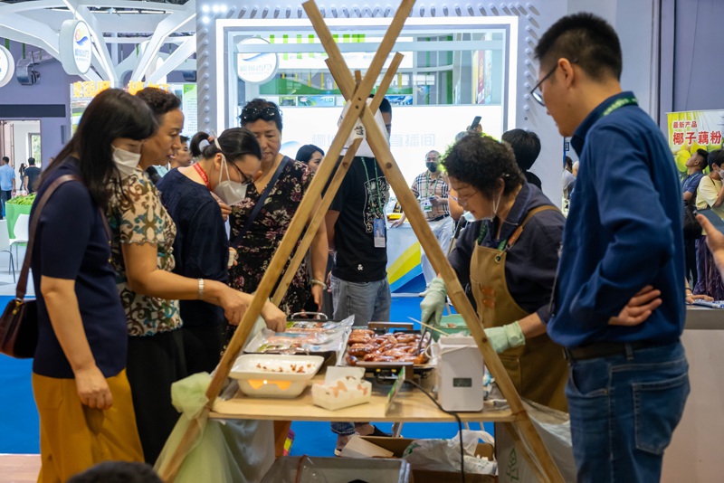 市民游客在五指山館內品嘗美食。蔣才錦攝