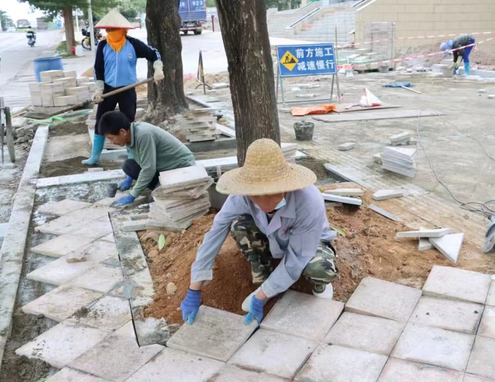 城鄉接合部人行道鋪設。昌江供圖位內地磚