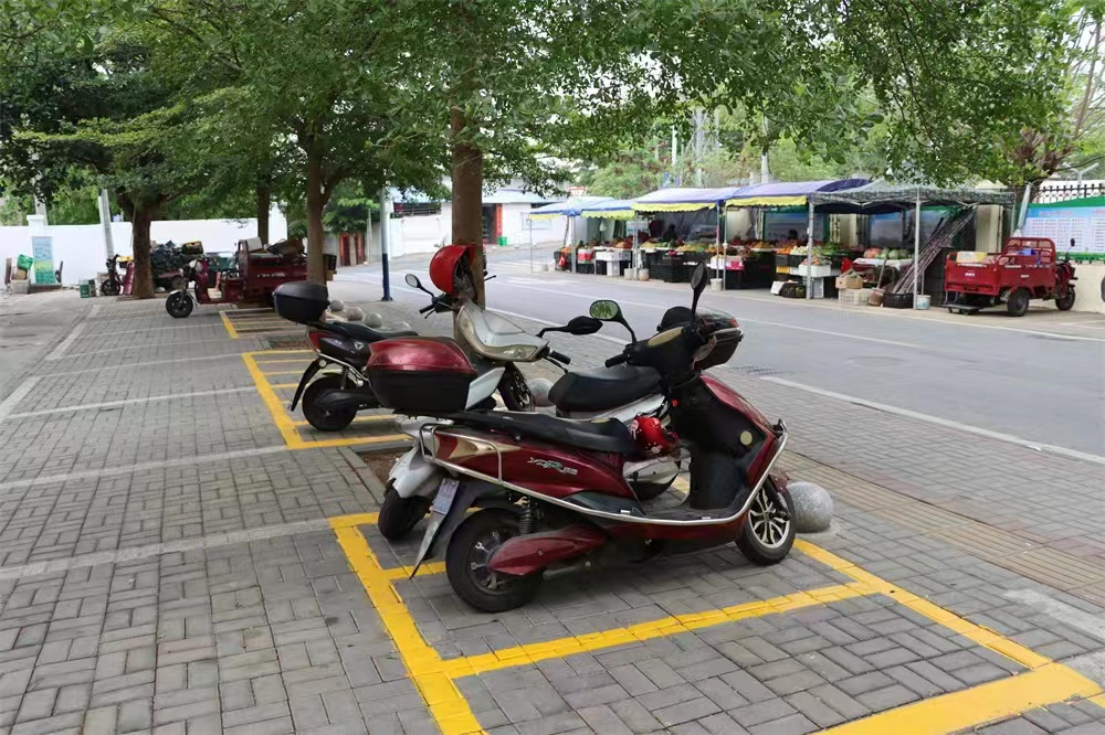 非機動車有序停放在改造后的停車。昌江供圖位內