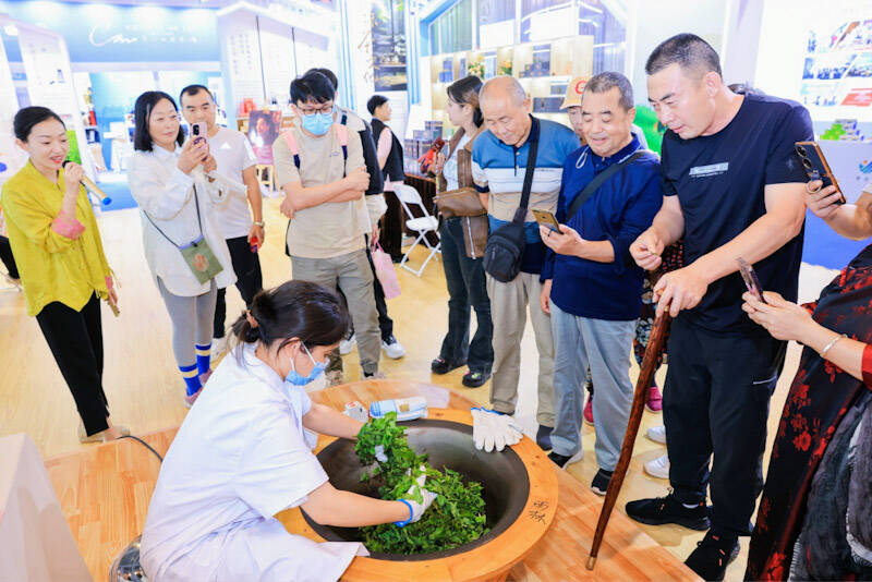 觀眾了解制茶工藝。主辦方供圖