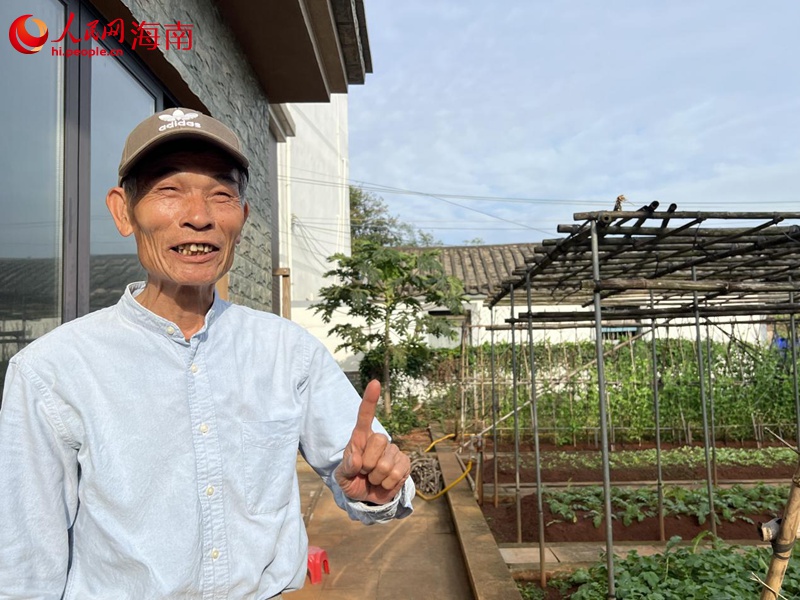 馮書斌向記者介紹自家小院。人民網記者 李學山攝