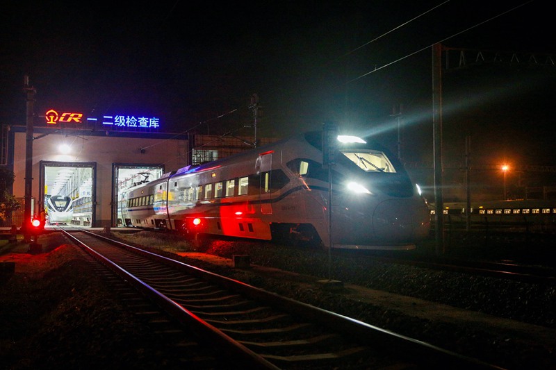 為保障春運，對動車組進行檢查。李必政攝