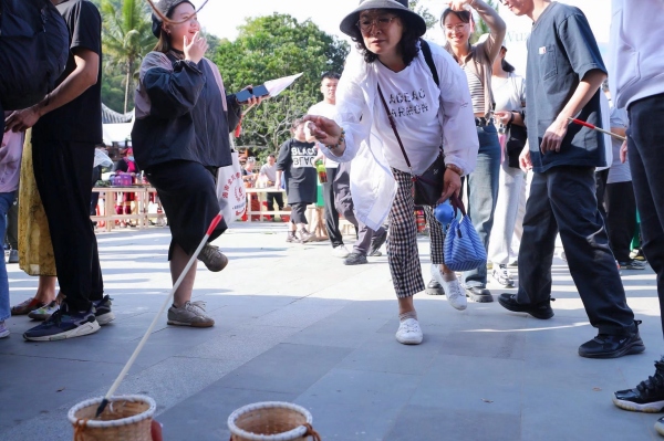 五指山市毛納村村民用本地民族特色的春節民俗吸引游客前往打卡。