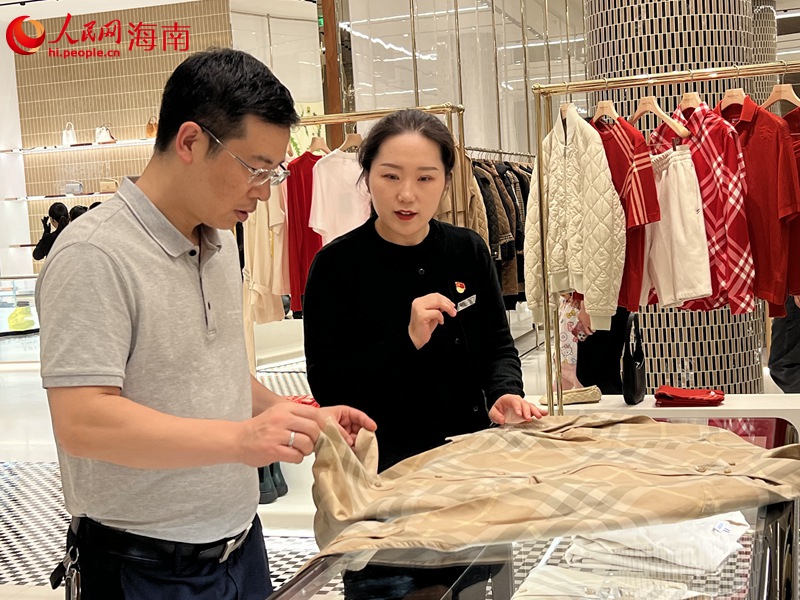 唐微雯向客人介紹商品。人民網記者 李學山攝