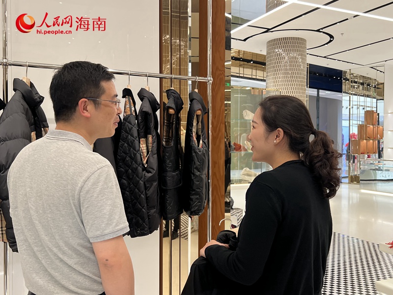 唐微雯向客人介紹商品。人民網記者 李學山攝