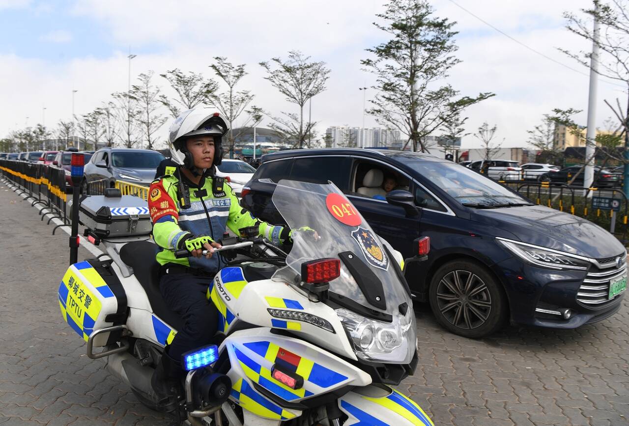 海口新海滾裝碼頭客運(yùn)綜合樞紐站，海口交警正在為過(guò)海車(chē)輛保駕護(hù)航。石中華攝