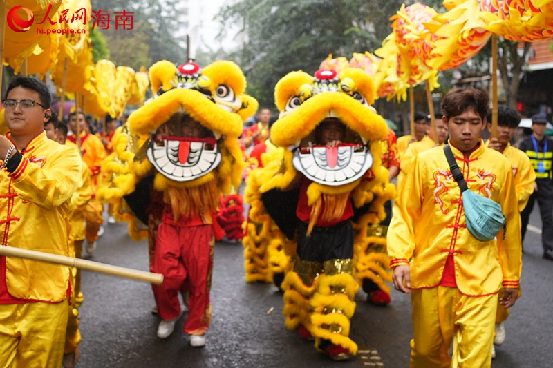 正月十五，在?？诃偵絽^，上演“裝馬匹”民俗巡游活動。 人民網記者 孟凡盛攝