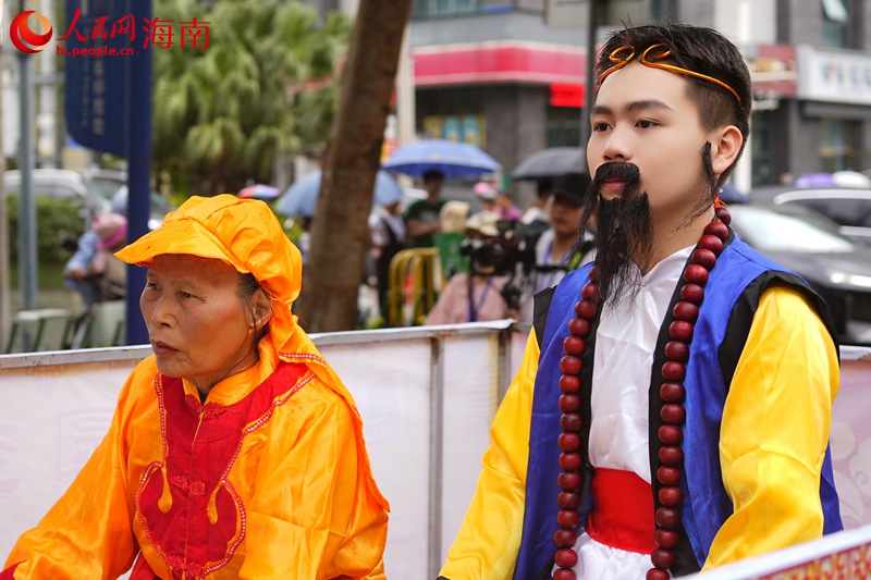 正月十五，在海口瓊山區，上演“裝馬匹”民俗巡游活動。 人民網記者 孟凡盛攝