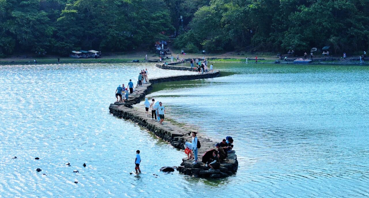 蛇橋之上風(fēng)景獨(dú)好。海口旅文局供圖