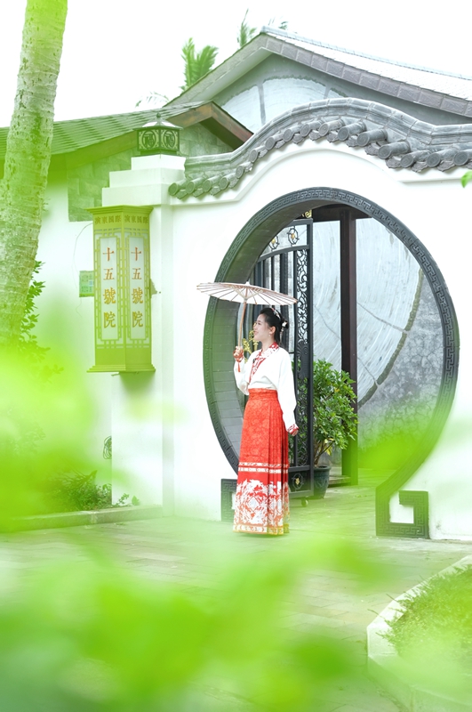 打卡蛇橋。海口市新媒體協會供圖