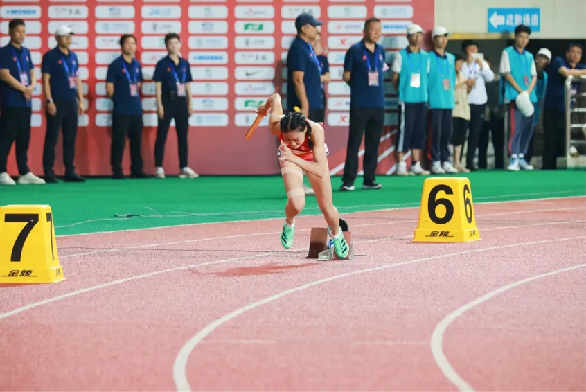 天涯區(qū)黎族女孩林進霞努力奔跑，跑進清華大學