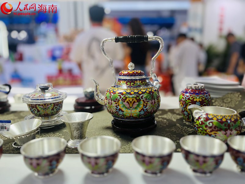 第四屆消博會上的精美瓷器。人民網(wǎng) 符小葉攝