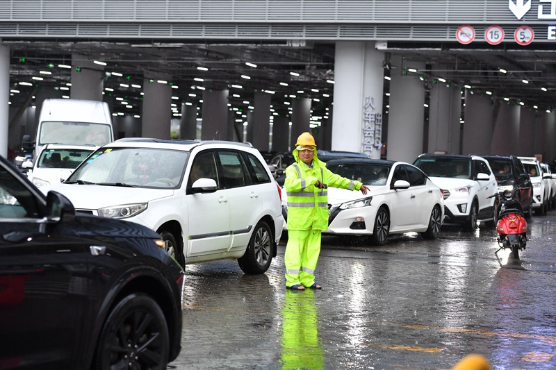 海口新海港工作人員雨中引導(dǎo)車輛。孫士杰攝