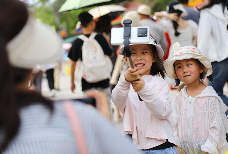 5月3日，家長帶著孩子在三亞南山文化旅游區(qū)游覽。