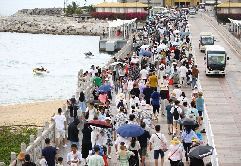 5月3日，三亞南山文化旅游區(qū)游人如織。