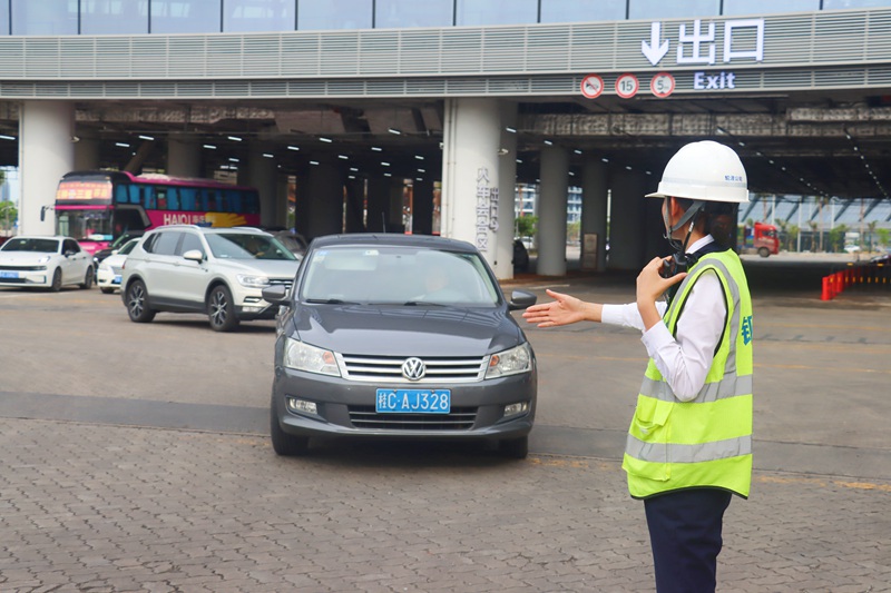 工作人員指揮車輛有序登船