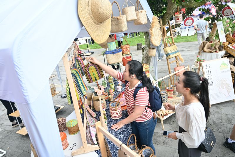 3、活動(dòng)現(xiàn)場(chǎng)的“秀英好物”市集，展示商品琳瑯滿目，特別是來(lái)自東山鎮(zhèn)的“東山草編”系列尤為引人關(guān)注。  海口市秀英區(qū)委宣傳部供圖