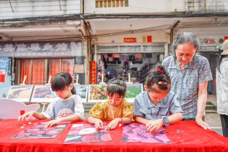 活動現(xiàn)場，荔枝拼圖比賽吸引著小朋友們積極挑戰(zhàn)。  主辦方供圖.jpg