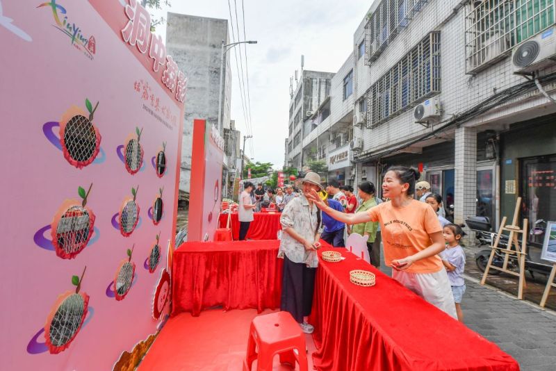 現(xiàn)場互動活動歡樂多，市民游客都積極參與嘗試。  主辦方供圖.jpg