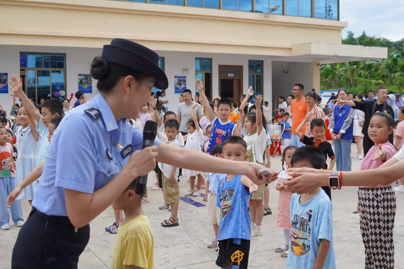 小朋友們和民警互動。白沙公安局供圖