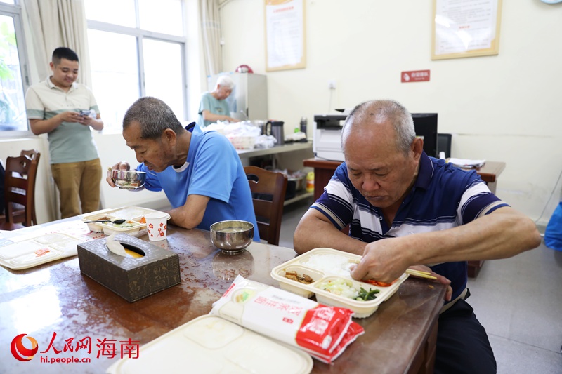 老人正在享用午餐。人民網記者 符武平攝