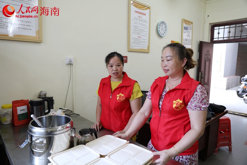 食堂為老人提供打包服務。人民網記者 符武平攝